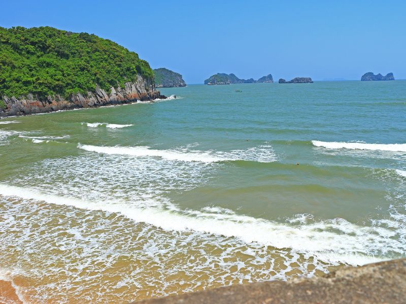 swimming-in-halong-bay-9